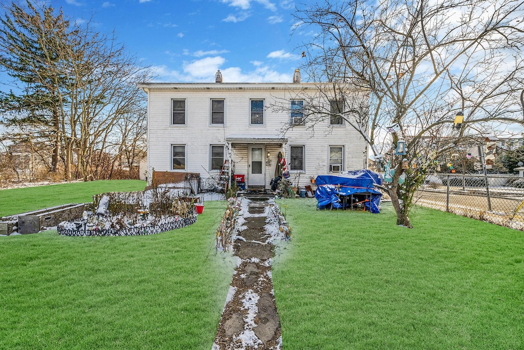 view of front of property featuring a front yard