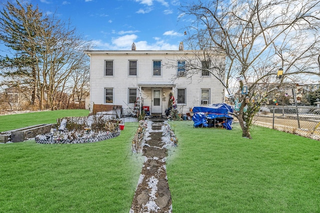 view of front of property featuring a front yard