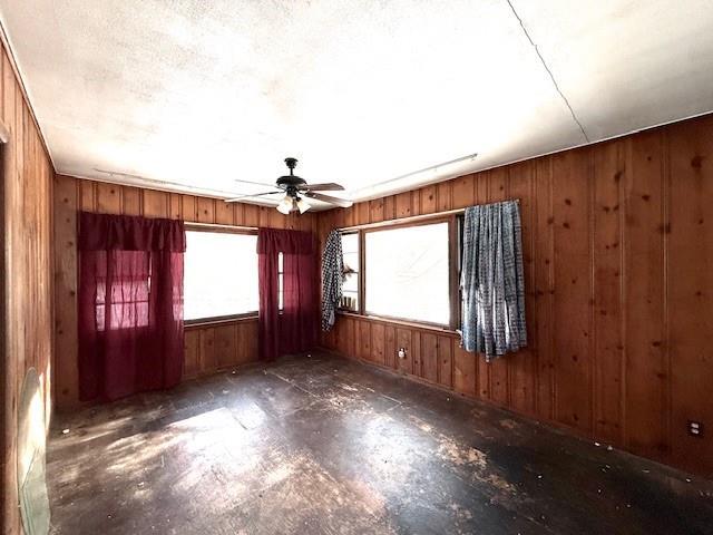 unfurnished room with ceiling fan