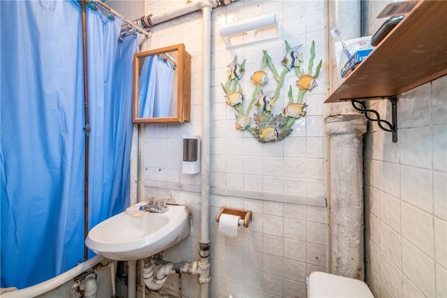 full bathroom with shower / tub combo with curtain, toilet, and sink