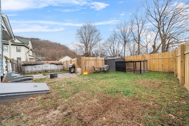 view of yard with an outdoor structure