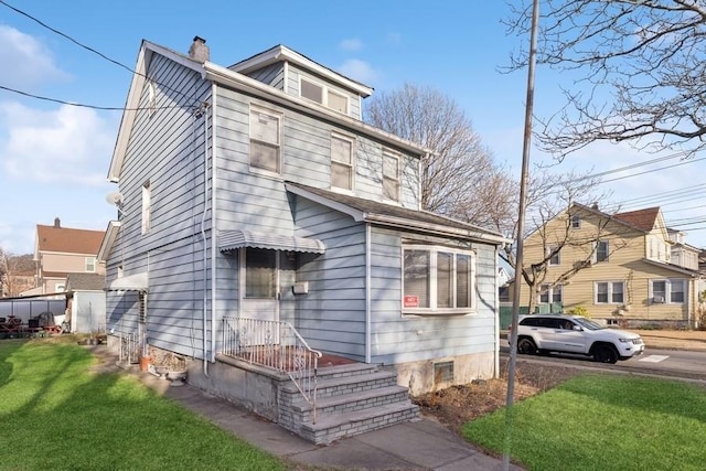 view of front facade with a front yard