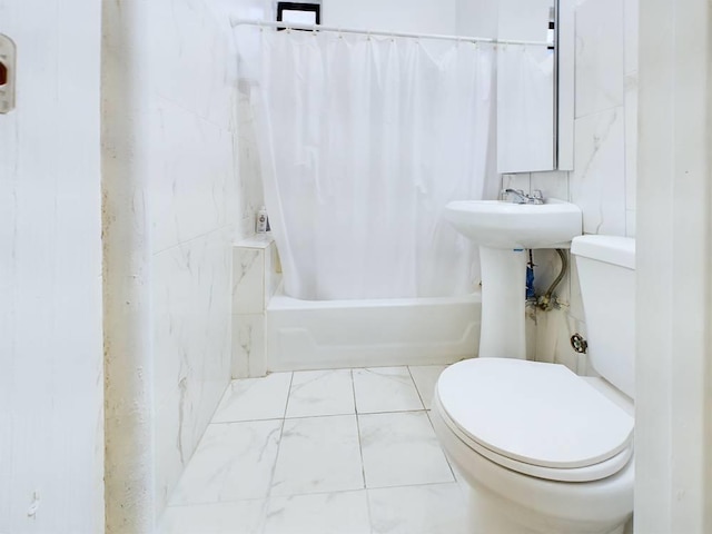 full bathroom featuring toilet, sink, and shower / tub combo with curtain