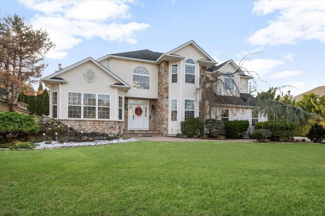 view of front property featuring a front yard