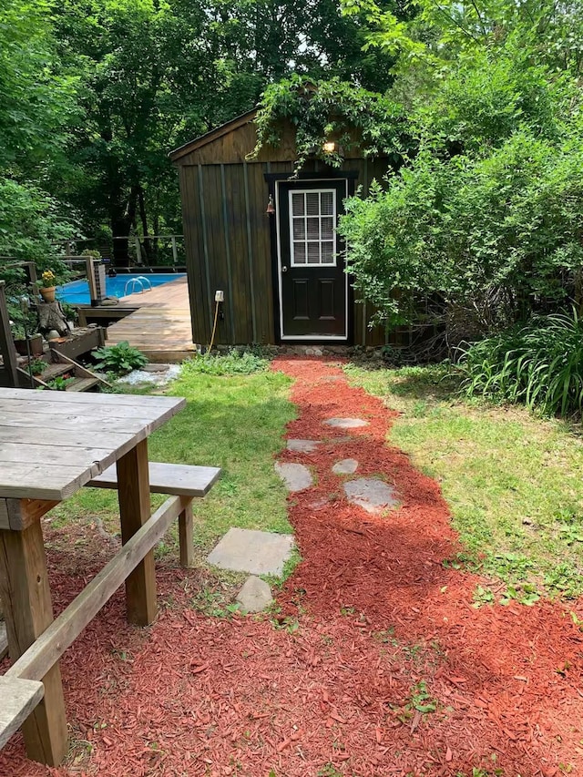 view of yard with a shed