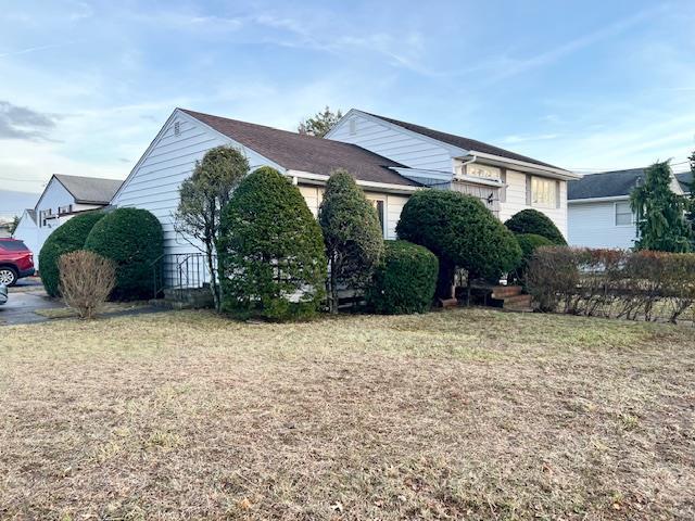 view of side of property featuring a lawn