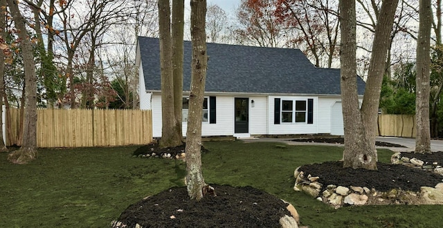 view of front of property featuring a front lawn