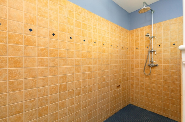 bathroom featuring tiled shower