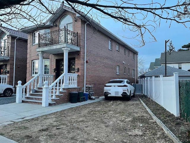 view of front of property featuring a balcony