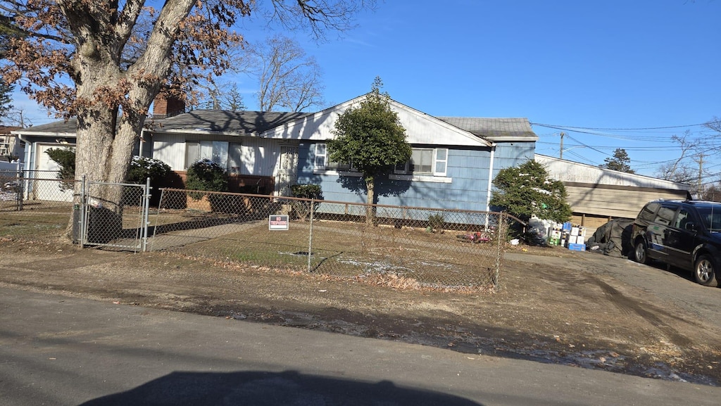 view of front facade featuring a garage