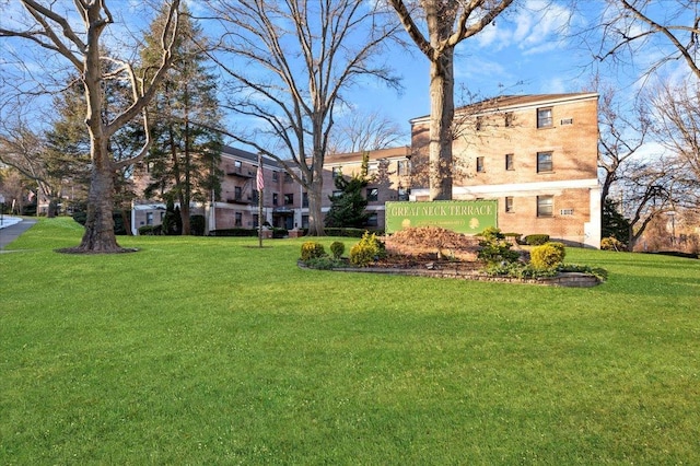 2 E Mill Dr Apt 2H, Great Neck, NY 11021 - view of green lawn