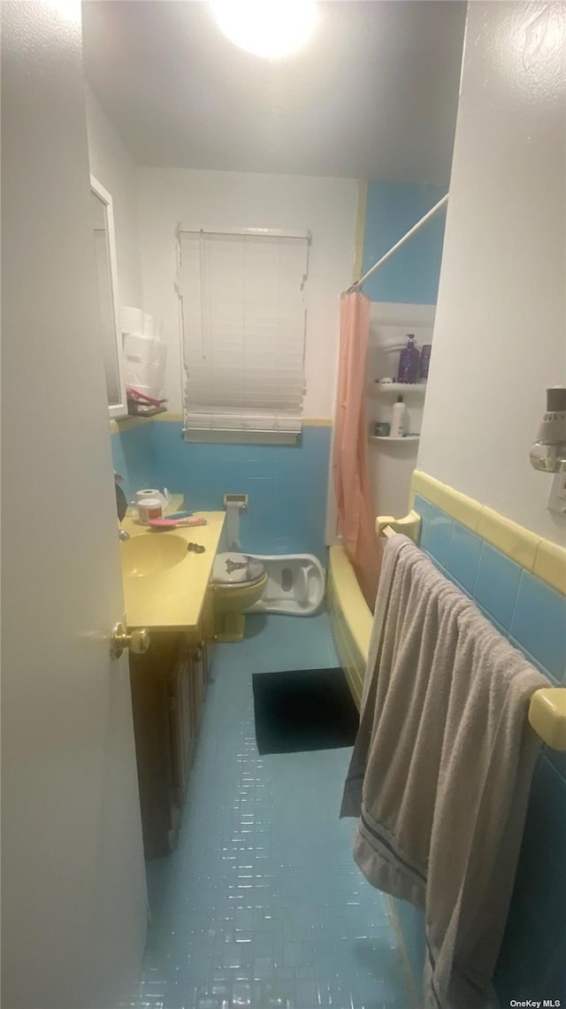 full bathroom featuring vanity, toilet, and shower / bath combo with shower curtain