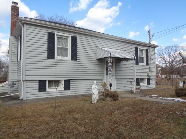 bi-level home featuring a front lawn