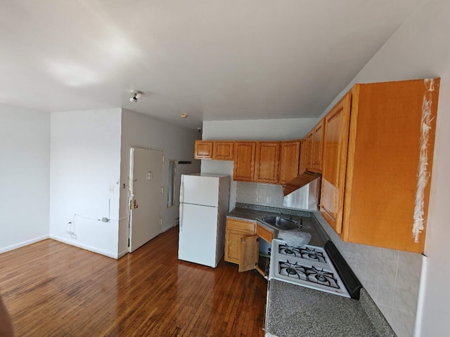 kitchen with tasteful backsplash, sink, dark hardwood / wood-style floors, and white appliances