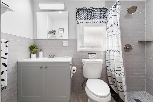 bathroom with vanity, curtained shower, and toilet