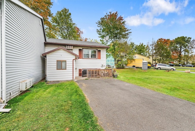 split foyer home featuring a front lawn