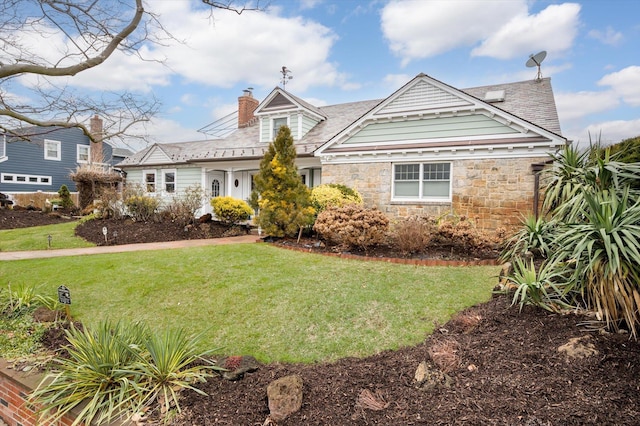 view of front of home featuring a front yard