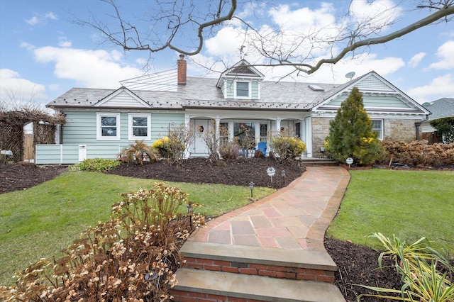 view of front of home featuring a front lawn