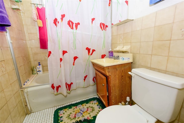 full bathroom featuring shower / tub combo with curtain, vanity, tile walls, and toilet