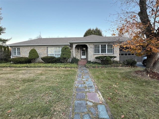 ranch-style house featuring a front yard