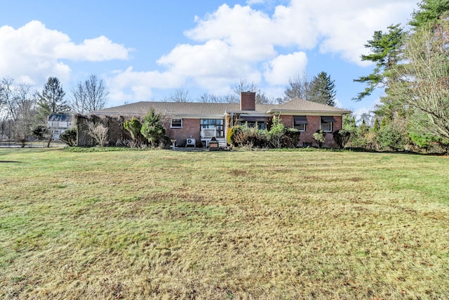 view of front of house featuring a front lawn