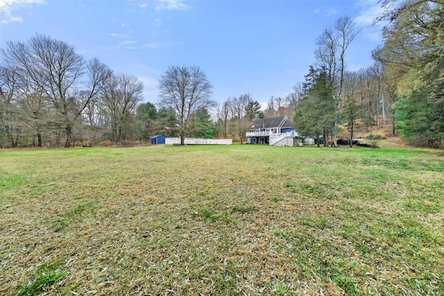 view of yard featuring a storage unit