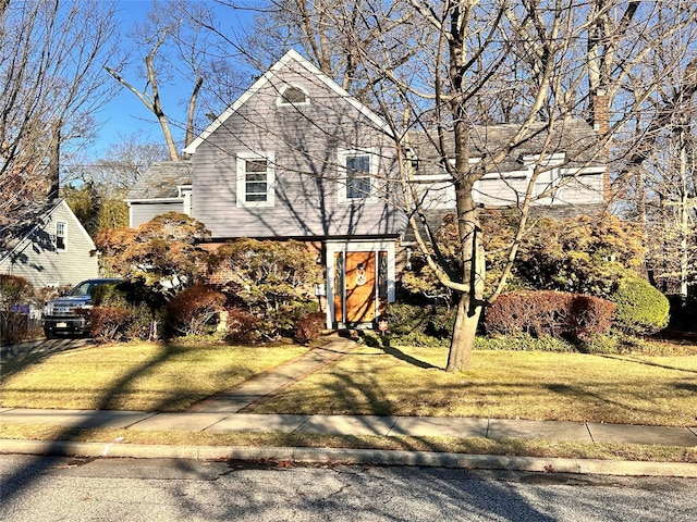 view of front facade featuring a front yard