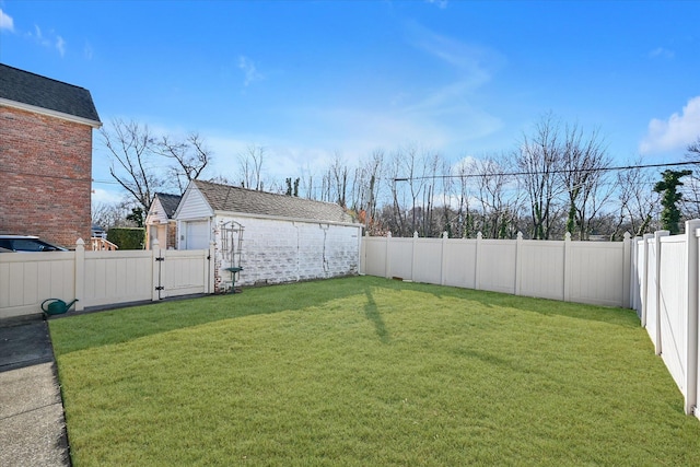 view of yard featuring an outbuilding