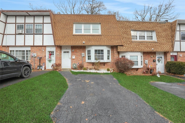 townhome / multi-family property featuring a front yard