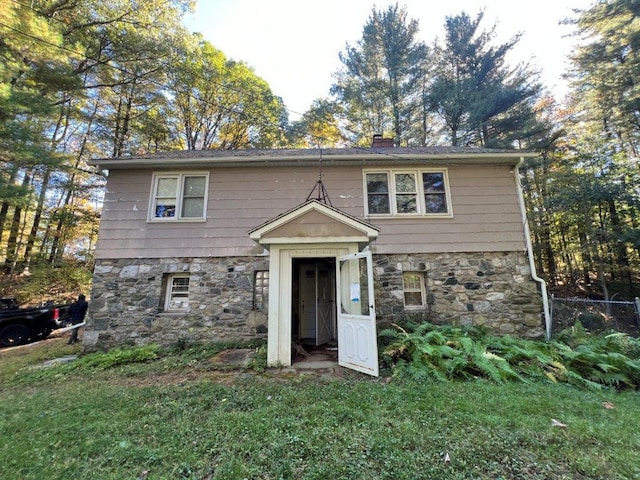 view of front facade with a front lawn