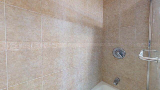 bathroom featuring tiled shower / bath combo