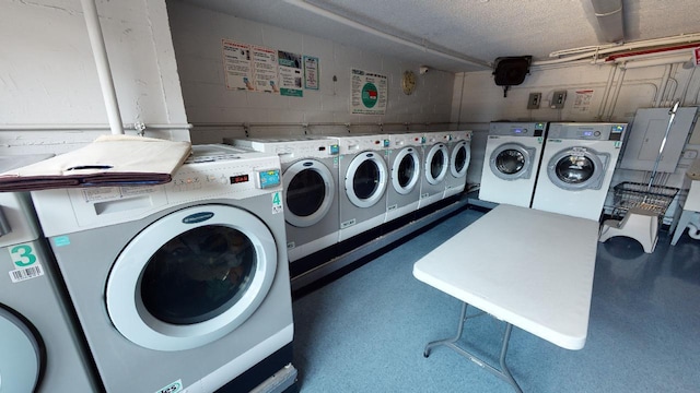 laundry room featuring a textured ceiling and independent washer and dryer