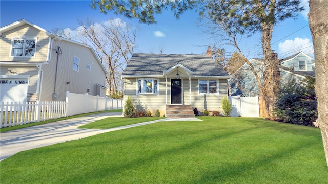 view of front of house featuring a front lawn and a garage