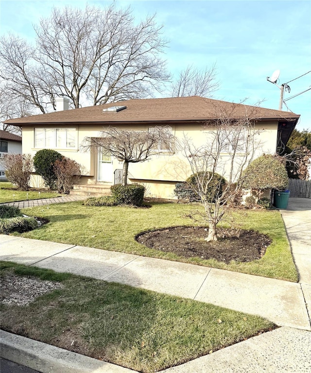 view of front of property featuring a front yard