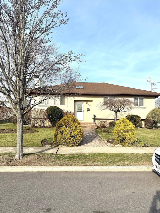 view of front of home featuring a front lawn