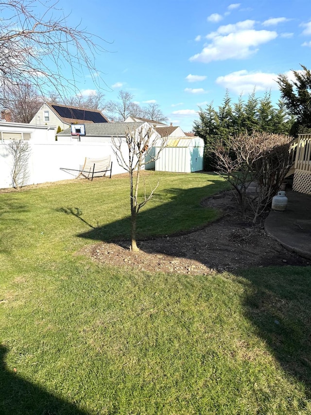 view of yard featuring a storage shed