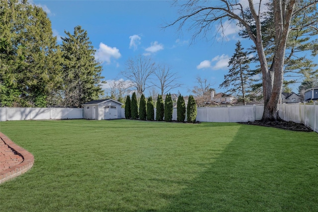 view of yard with an outbuilding