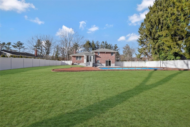 view of yard featuring a fenced in pool