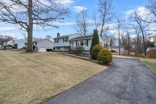 view of front of home featuring a front yard