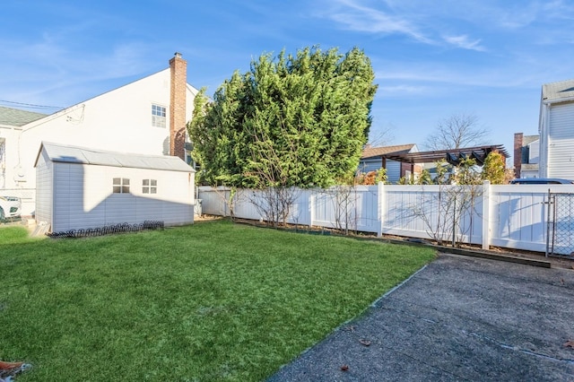 view of yard with a storage shed