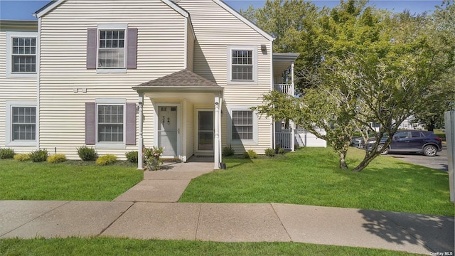 view of front of home featuring a front yard