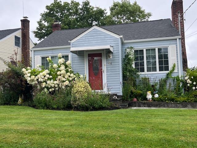 view of front of house featuring a front lawn