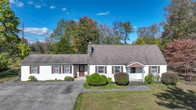 single story home featuring a front lawn