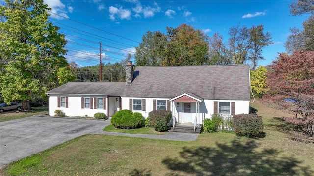 view of front of property featuring a front yard