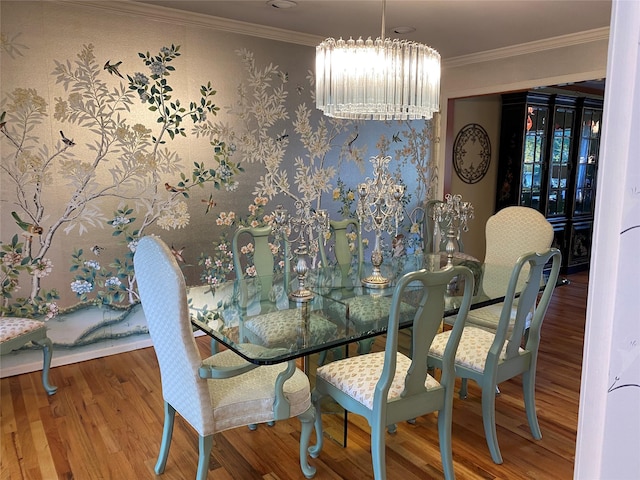 dining room featuring hardwood / wood-style flooring, crown molding, and an inviting chandelier