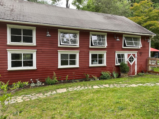 back of house featuring a yard