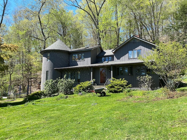 view of front of property with a front lawn