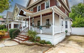 view of front facade featuring covered porch