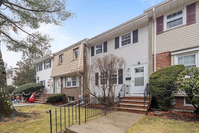 view of front of house with a front yard