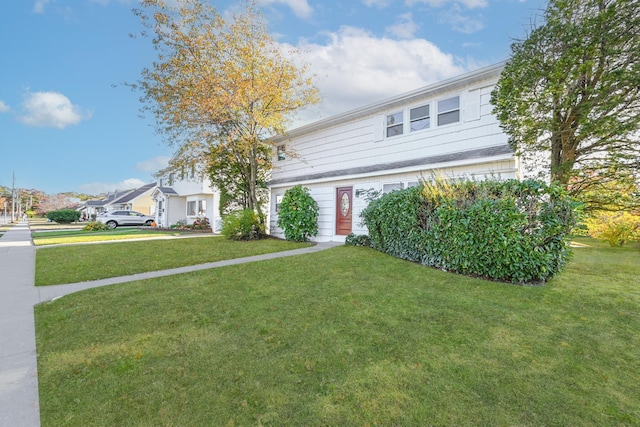 view of front property featuring a front lawn